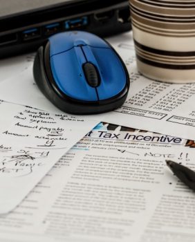 laptop-with-mouse-and-mug-on-documents